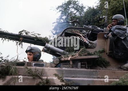 Army personnel man an M-163 20mm Vulcan self-propelled anti-aircraft gun during joint Air Force and U.S. Readiness Command training exercise Brave Shield XIX. Subject Operation/Series: BRAVE SHIELD XIX Base: Fort Hood State: Texas (TX) Country: United States Of America (USA) Stock Photo
