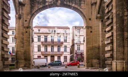 Rue Gustave Fabre in Narbonne. Arch of the Cathedral of Saint Just and Saint Pasteur. Built in Gothic style. Start of construction in 1272. Monument historique. Stock Photo