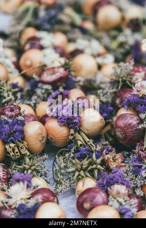 Flower decoration on onion plait, traditional Zibelemärit, onion market in Bern, Switzerland, edible onions (Allium cepa), close-up, Stock Photo