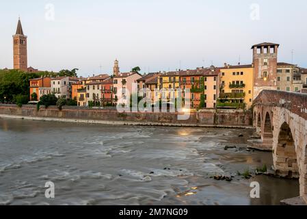 Basilica di Sant' Anastasia, Ponte Pietra, Adige River, Unesco World Heritage Site, Verona, Veneto, Italy Stock Photo