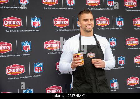 Bengals defensive end Sam Hubbard donated thousands of dollars to  Cincinnati's Freestore Foodbank.