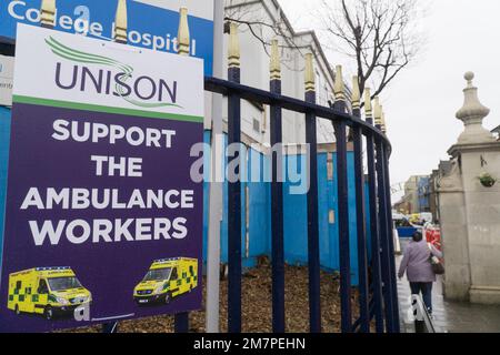 London, UK, 10 January 2023: At Kings College Hospital, London, a Unison placard asks for people to support striking ambulance workers. Inside the hospital grounds, transport ambulances are parked in a row. Anna Watson/Alamy Live News Stock Photo