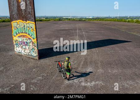 Sculpture Bramme for the Ruhr Area by Richard Serra, on the Brammentrail, mountain bike trail on the Schurenbach slagheap, in Essen NRW, Germany, Stock Photo