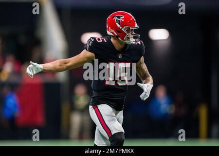 Atlanta Falcons tight end Feleipe Franks (15) takes pictures with fans  during the NFL football team's training camp, Saturday, July 29, 2023, in  Flowery Branch, Ga. (AP Photo/Alex Slitz Stock Photo - Alamy