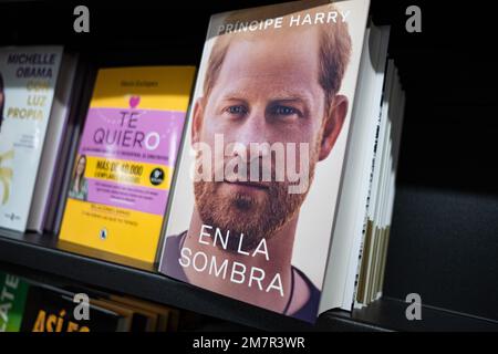 Barcelona, Spain. 10th Jan, 2023. The spanish edition of Prince Harry's memoir book, entitled 'En la Sombra', original title 'Spare', is seen on the shelves of 'Abacus' bookstore in the city center. (Photo by Davide Bonaldo/Sipa USA) Credit: Sipa USA/Alamy Live News Stock Photo