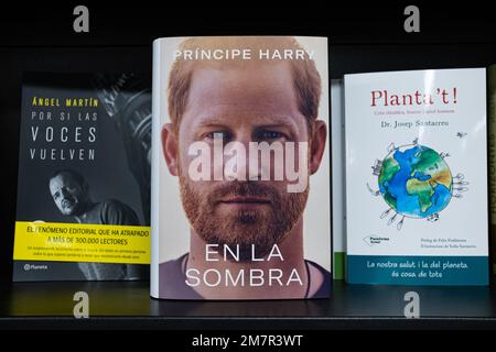 Barcelona, Spain. 10th Jan, 2023. The spanish edition of Prince Harry's memoir book, entitled 'En la Sombra', original title 'Spare', is seen on the shelves of 'Abacus' bookstore in the city center. (Photo by Davide Bonaldo/Sipa USA) Credit: Sipa USA/Alamy Live News Stock Photo