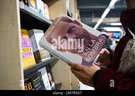 Barcelona, Spain. 10th Jan, 2023. A woman is seen holding the spanish edition of Prince Harry's memoir book, entitled 'En la Sombra', original title 'Spare', inside an 'Abacus' bookstore in the city center. (Photo by Davide Bonaldo/Sipa USA) Credit: Sipa USA/Alamy Live News Stock Photo
