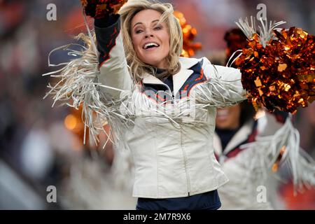 Denver Broncos cheerleaders perform in the first half of an NFL football  game Thursday, Oct. 6, 2022, in Denver. (AP Photo/David Zalubowski Stock  Photo - Alamy