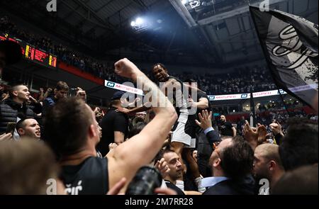 Belgrade, Serbia, 5 January 2023. Kevin Punter of Partizan Mozzart Bet Belgrade celebrates the victory with the fans during the 2022/2023 Turkish Airlines EuroLeague match between Partizan Mozzart Bet Belgrade and AS Monaco at Stark Arena in Belgrade, Serbia. January 5, 2023. Credit: Nikola Krstic/Alamy Stock Photo
