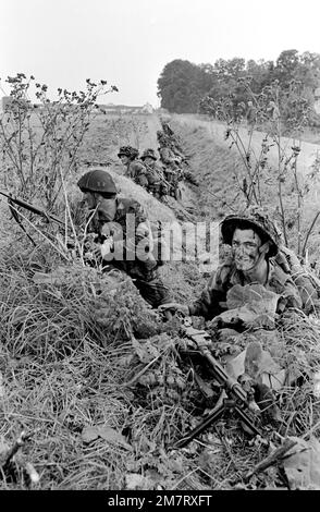 BRITISH AIRBORNE TROOPS LAND IN GREECE - Gliders arrive at the landing ...