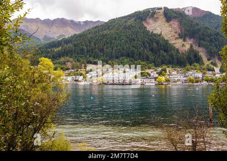 QUEENSTOWN lake wakatipu waterfront lakeside NEW ZEALAND SOUTH ISLAND ...
