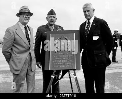 Retired MGEN Peatross, right, and retired COL J. Sexton, left, of the Marine Raider Association, presents a plaque to the Marine Corps Recruit Depot in honor of the Marine Raiders who gave their lives during World War II. BGEN William Weise, deputy commanding general receives the plaque. Base: Usmc Recruit Depot,Parris Island State: South Carolina (SC) Country: United States Of America (USA) Stock Photo