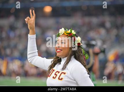 Arlington, Texas, USA. 2nd Jan, 2023. USC Trojans cheerleaders before the NCAA Football game between the Tulane Green Wave and the USC Trojans at AT&T Stadium in Arlington, Texas. Matthew Lynch/CSM/Alamy Live News Stock Photo