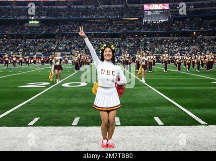 Arlington, Texas, USA. 2nd Jan, 2023. USC Trojans cheerleaders before the NCAA Football game between the Tulane Green Wave and the USC Trojans at AT&T Stadium in Arlington, Texas. Matthew Lynch/CSM/Alamy Live News Stock Photo