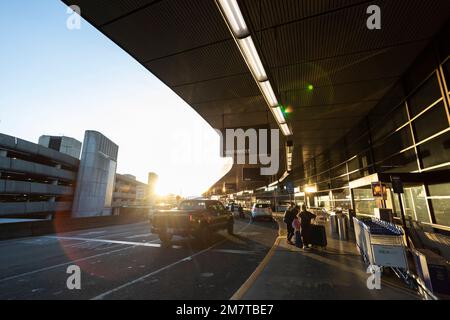 SeaTac, Washington, USA. 10th January, 2023. Passengers are dropped off at Seattle-Tacoma International Airport. Credit: Paul Christian Gordon/Alamy Live News Stock Photo