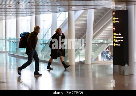 SeaTac, Washington, USA. 10th January, 2023. Passengers arrive at Seattle-Tacoma International Airport. Credit: Paul Christian Gordon/Alamy Live News Stock Photo