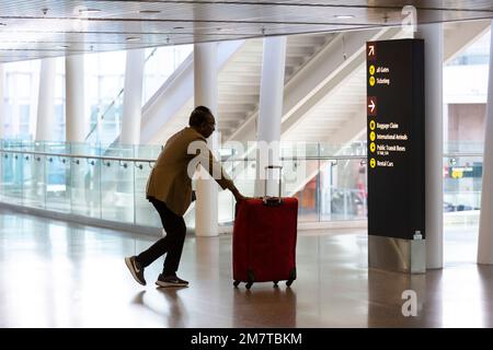 SeaTac, Washington, USA. 10th January, 2023. A Passenger arrives at Seattle-Tacoma International Airport. Credit: Paul Christian Gordon/Alamy Live News Stock Photo