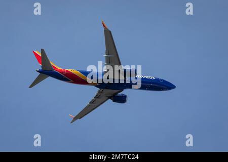 SeaTac, Washington, USA. 10th January, 2023. A Southwest Airlines 737-800 takes off at Seattle-Tacoma International Airport. Credit: Paul Christian Gordon/Alamy Live News Stock Photo