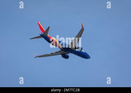 SeaTac, Washington, USA. 10th January, 2023. A Southwest Airlines 737-800 takes off at Seattle-Tacoma International Airport. Credit: Paul Christian Gordon/Alamy Live News Stock Photo