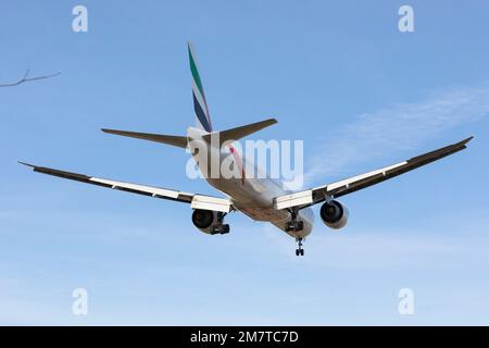 SeaTac, Washington, USA. 10th January, 2023. An Emirates 777-300ER comes in for a landing at Seattle-Tacoma International Airport. Credit: Paul Christian Gordon/Alamy Live News Stock Photo