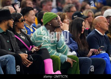 San Francisco 49ers wide receiver Deebo Samuel, middle, sits courtside as  he watches an NBA basketball game between the Golden State Warriors and the  Phoenix Suns in San Francisco, Tuesday, Jan. 10