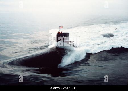 An aerial port bow view of the nuclear-powered attack submarine USS ATLANTA (SSN 712) underway. Country: Atlantic Ocean (AOC) Stock Photo