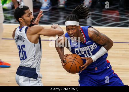 Los Angeles, California, USA. 10th Jan, 2023. Los Angeles Clippers guard Terance Mann (14) drives past Dallas Mavericks guard Spencer Dinwiddie (26) during an NBA basketball game Sunday, January 10, 2023, in Los Angeles. (Credit Image: © Ringo Chiu/ZUMA Press Wire) EDITORIAL USAGE ONLY! Not for Commercial USAGE! Stock Photo