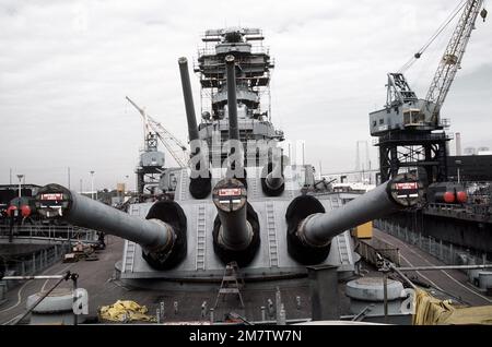 A view of the Mark 7 16-inch/50-cal. gun turret on the forward deck of the battleship USS NEW JERSEY (BB-62). The NEW JERSEY is in dry dock being overhauled and refitted for reactivation. Base: Naval Air Station, Long Beach State: California (CA) Country: United States Of America (USA) Stock Photo