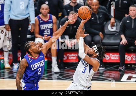 Los Angeles, California, USA. 10th Jan, 2023. Dallas Mavericks guard Jaden Hardy (3) shoots against Los Angeles Clippers forward Kawhi Leonard (2) during an NBA basketball game Sunday, January 10, 2023, in Los Angeles. (Credit Image: © Ringo Chiu/ZUMA Press Wire) EDITORIAL USAGE ONLY! Not for Commercial USAGE! Stock Photo