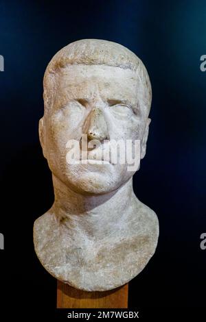 Head of a man in coarse-grained white marble. Julio-Claudian age (half of the 1st century AD) - Archaeological Museum 'Pietro Griffo' of Agrigento - Sicily, Italy Stock Photo