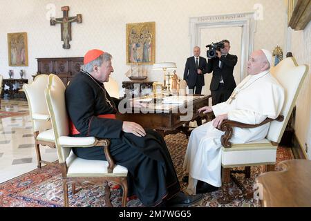 Rome, Italy. 12th Oct, 2020. October 12, 2020: Pope Francis receives Cardinal George PELL, former prefect of the Secretariat for the Economy, in private audience. Vatican.12 ottobre 2020: Papa Francesco riceve in udienza privata il Cardinale George PELL, ex prefetto della Segreteria per l'Economia. Vaticano. Credit: Independent Photo Agency/Alamy Live News Stock Photo