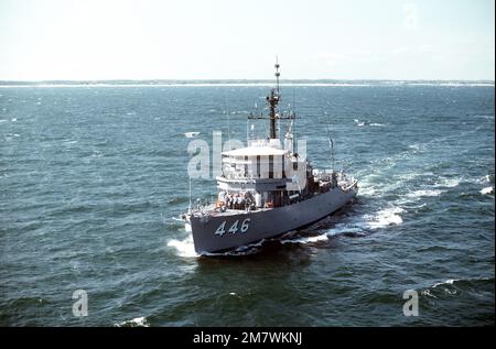 Aerial port bow view of the ocean minesweeper USS FORTIFY (MSO-446) underway. Base: Norfolk State: Virginia (VA) Country: United States Of America (USA) Stock Photo