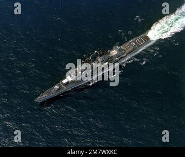 Aerial port bow view of the guided missile destroyer USS FARRAGUT (DDG-37) underway. Country: Atlantic Ocean (AOC) Stock Photo