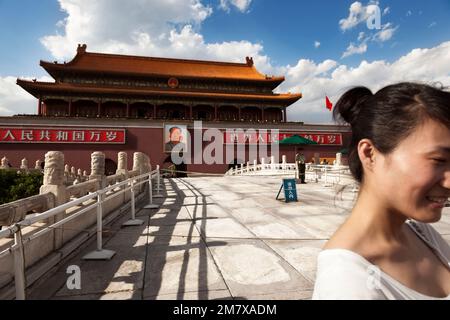 Beijing, China-August 15, 2010. A soldier guards the main entrance of Tiananmen Gate Of Heavenly Peace, monument of the revolution Stock Photo