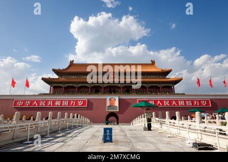Beijing, China-August 15, 2010. A soldier guards the main entrance of Tiananmen Gate Of Heavenly Peace, monument of the revolution Stock Photo