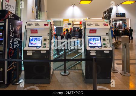 View of automatic train ticket machines at Toulon railway station (Var) at dusk. Since Thursday 5 January 2023, a new pricing system for transport administered by the Provence-Alpes-Côte d'Azur Region has been in force. The regional authority manages the Zou buses and the regional express trains (TER). Some users denounce an overall increase in fares. At the same time, the Southern Region is announcing a major rail reorganisation project with the creation of the new PACA train line and an increase in the frequency of the TER (Trains Express Regionaux). Stock Photo