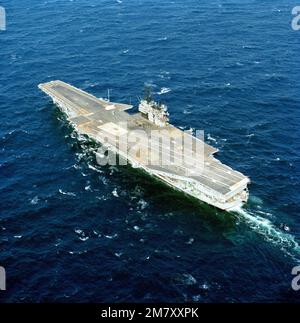 Aerial port quarter view of the aircraft carrier USS SARATOGA (CV-60) underway. Country: Atlantic Ocean (AOC) Stock Photo