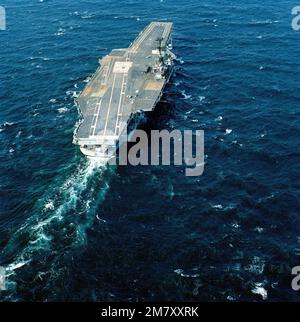 Aerial stern view of the aircraft carrier USS SARATOGA (CV-60) underway. Country: Atlantic Ocean (AOC) Stock Photo