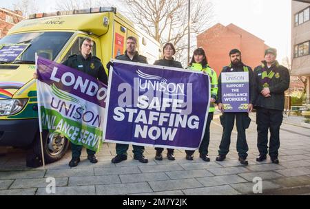 London, UK. 11th January 2023. Ambulance workers at the picket outside the London Ambulance Service headquarters in Waterloo, as UK ambulance staff stage further strikes over pay. Credit: Vuk Valcic/Alamy Live News Stock Photo