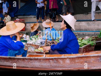 Damnoen Saduak, Thailand-August 9, 2009: People sells souvenirs from his boat at a floating market near Bangkok Stock Photo