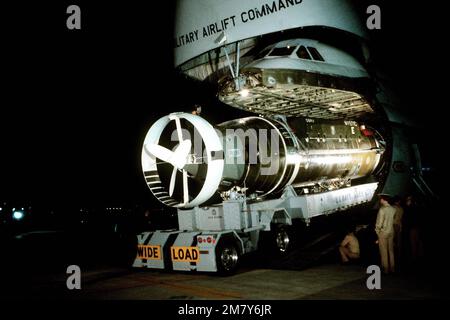 The deep submergence rescue vehicle Mystic (DSRV-1) is being unloaded from a C-5A Galaxy aircraft. The aircraft is from the 22nd Military Airlift Wing. Base: Charleston Air Force Base State: South Carolina (SC) Country: United States Of America (USA) Stock Photo