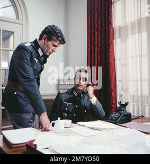 Operation Walküre, Fernsehfilm, Deutschland 1971, Regie: Franz Peter Wirth, Darsteller: Joachim Hansen (rechts) als Claus Schenk Graf von Stauffenberg Stock Photo