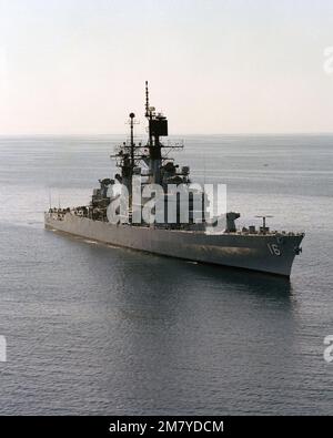 Aerial starboard bow view of the guided missile cruiser USS LEAHY (CG 16). Country: Pacific Ocean (POC) Stock Photo