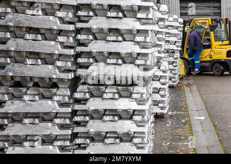 ALUMINUM INGOTS, THE RAW MATERIAL FOR THE MANUFACTURE OF SPOOLS, EUROFOIL FACTORY, COMPANY SPECIALIZING IN ALUMINUM METALLURGY, RUGLES, EURE, NORMANDY, FRANCE Stock Photo