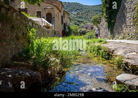 SMALL LANE IN THE VILLAGE, CLASSED AS ONE OF THE MOST BEAUTIFUL VILLAGES OF FRANCE, SAINT-GUILHEM-LE-DESERT, HERAULT, OCCITANIE, FRANCE Stock Photo