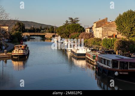RIVER-FARING BOAT, THE PORT OF HOMPS ON THE MIDI CANAL, AUDE, OCCITANIE, FRANCE Stock Photo