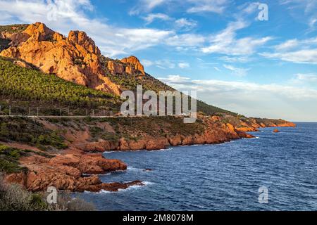 CALANQUE DU PETIT CANEIRET INLET IN FRONT OF THE RED ROCKS OF THE MASSIF DE L'ESTEREL, SAINT-RAPHAEL, VAR, FRANCE Stock Photo