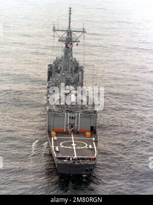 An elevated stern view of the guided missile frigate DE WERT (FFG-45) underway during sea trials. Country: Atlantic Ocean (AOC) Stock Photo