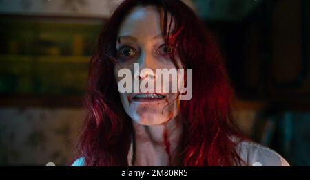 EVIL DEAD RISE (2023) ALYSSA SUTHERLAND LEE CRONIN (DIR) WARNER  BROS/MOVIESTORE COLLECTION Stock Photo - Alamy