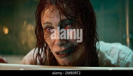 EVIL DEAD RISE (2023) ALYSSA SUTHERLAND LEE CRONIN (DIR) WARNER  BROS/MOVIESTORE COLLECTION Stock Photo - Alamy